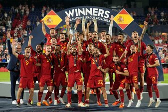 Spaniens Spieler feiern mit der Trophäe nach dem Sieg. Spaniens Spieler feiern mit der Trophäe nach dem Sieg.