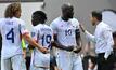 Belgiens Cheftrainer Domenico Tedesco (r) spricht mit dem Kapitän Romelu Lukaku.