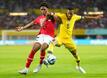 Junior Adamu (l) aus Österreich gegen Martin Olsson aus Schweden.