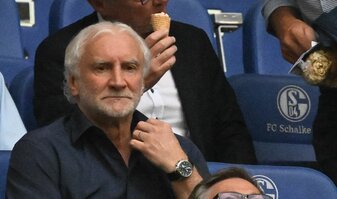 Rudi Völler beobachtet das Spiel der DFB-Auswahl gegen Kolumbien. Rudi Völler beobachtet das Spiel der DFB-Auswahl gegen Kolumbien.