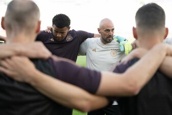 Trainer Antonio Di Salvo (M) steht mit den Spielern der deutschen U21-Nationalmannschaft zu Beginn des Abschlusstrainings im Ramas-Schengelia-Stadion zusammen. Trainer Antonio Di Salvo (M) steht mit den Spielern der deutschen U21-Nationalmannschaft zu Beginn des Abschlusstrainings im Ramas-Schengelia-Stadion zusammen.