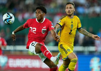 Wechselt zum SC Freiburg: Junior Adamu (l). Wechselt zum SC Freiburg: Junior Adamu (l).