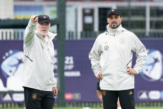 Haben noch viel Arbeit vor sich: U21-Coach Antonio Di Salvo (r) und Co-Trainer Hermann Gerland. Haben noch viel Arbeit vor sich: U21-Coach Antonio Di Salvo (r) und Co-Trainer Hermann Gerland.