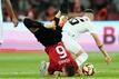 Lucas Torro (l) qualifizierte sich mit CA Osasuna für die Conference League.