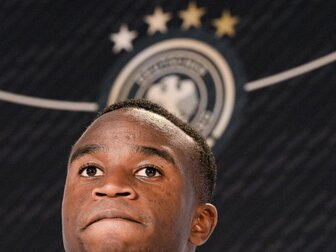 Muskelverletzung bei Moukoko: "Die Schmerzen waren zu groß" Muskelverletzung bei Moukoko: "Die Schmerzen waren zu groß"