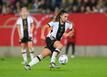 Deutschlands Lena Sophie Oberdorf spielt den Ball.