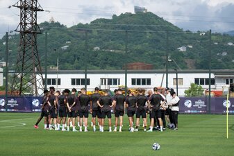 Die Spieler und Trainer der deutschen U21-Nationalmannschaft beim Abschlusstraining in Batumi. Die Spieler und Trainer der deutschen U21-Nationalmannschaft beim Abschlusstraining in Batumi.
