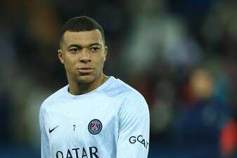 PSG-Star Kylian Mbappé verurteilt die Gewalt. PSG-Star Kylian Mbappé verurteilt die Gewalt.