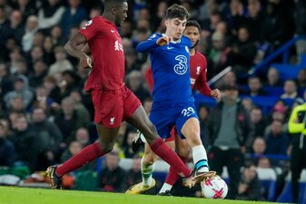 Chelseas Kai Havertz (r) und Liverpools Ibrahima Konate kämpfen um den Ball. Chelseas Kai Havertz (r) und Liverpools Ibrahima Konate kämpfen um den Ball.
