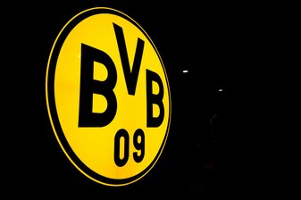 Das Logo des BVB leuchtet in der Dunkelheit. Das Logo des BVB leuchtet in der Dunkelheit.
