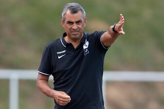 Der damalige Bochumer Trainer Robin Dutt gestikuliert am Spielfeldrand. Der damalige Bochumer Trainer Robin Dutt gestikuliert am Spielfeldrand.