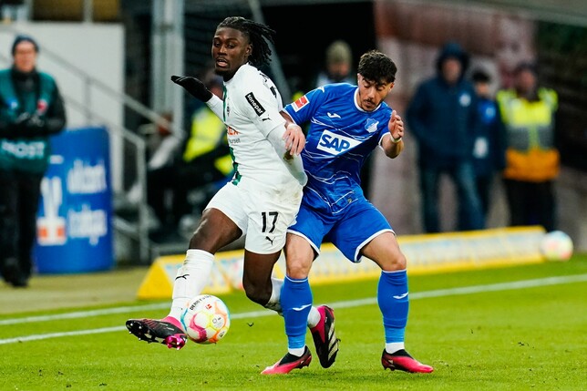 Manu Koné (l) steht bei Borussia Mönchengladbach unter Vertrag.