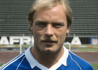 Der ehemalige Bundesliga-Stürmer Klaus Täuber starb im Alter von 65 Jahren. Der ehemalige Bundesliga-Stürmer Klaus Täuber starb im Alter von 65 Jahren.