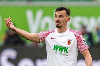 Der FC Augsburg verpflichtete Mergim Berisha fest. Der FC Augsburg verpflichtete Mergim Berisha fest.