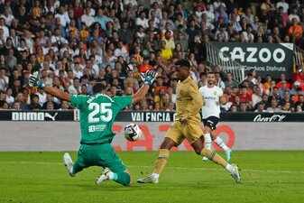 Valencias Torhüter Giorgi Mamardashvili (l) soll das Interesse des FC Bayern geweckt haben. Valencias Torhüter Giorgi Mamardashvili (l) soll das Interesse des FC Bayern geweckt haben.