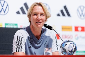 Trainerin Martina Voss-Tecklenburg spricht während der Pressekonferenz. Trainerin Martina Voss-Tecklenburg spricht während der Pressekonferenz.