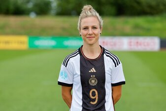 Fußball-Nationalspielerin Svenja Huth und ihre Ehefrau Laura erwarten nach der WM erstmals Nachwuchs. Fußball-Nationalspielerin Svenja Huth und ihre Ehefrau Laura erwarten nach der WM erstmals Nachwuchs.