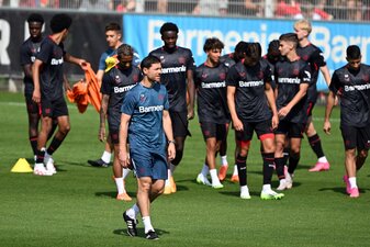 Leverkusens Coach Xabier Alonso während des Trainings. Leverkusens Coach Xabier Alonso während des Trainings.