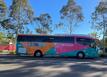 Der Teambus der deutschen Mannschaft steht vor dem Teamhotel Mercure Kooindah Waters.