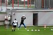 Bayerns Torwart Manuel Neuer (r) nimmt am Trainingsauftakt des FC Bayern teil.