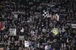 Fans von Juventus Turin halten Flaggen und Schals. Der italienische Rekordmeister will aus dem Super-League-Projekt aussteigen.