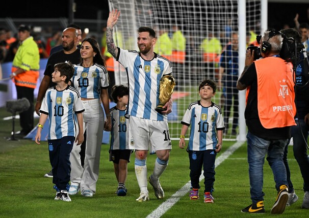 Neuer Klub steht fest: Weltmeister Messi wechselt nach Miami. Foto: Luis Robayo/AFP via Getty Images