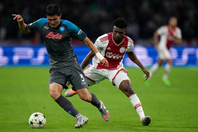Neapels Min-Jae Kim (l) soll beim FC Bayern bereits den Medizincheck absolviert haben.