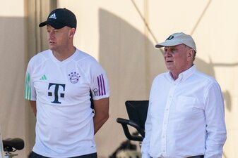 Mannschaftsarzt Jochen Hahne (l) spricht mit Uli Hoeneß. Mannschaftsarzt Jochen Hahne (l) spricht mit Uli Hoeneß.