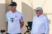 Mannschaftsarzt Jochen Hahne (l) spricht mit Uli Hoeneß.