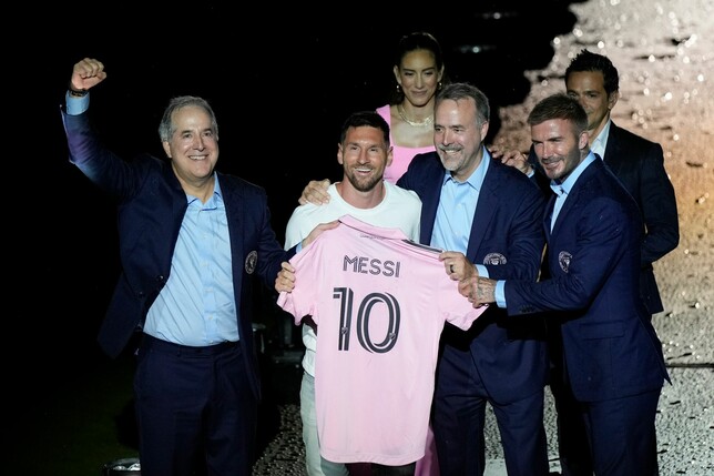 Willkommen Weltmeister: David Beckham (r) und seine Kollegen begrüßen Lionel Messi (Mitte links) in Miami.