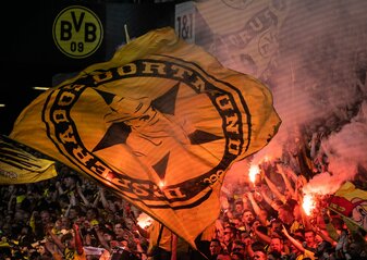 Dortmunder Fans brennen während der Partie gegen Mönchengladbach Pyrotechnik ab. Dortmunder Fans brennen während der Partie gegen Mönchengladbach Pyrotechnik ab.