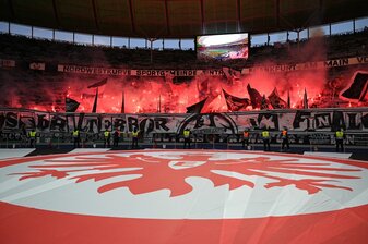 Wegen Verfehlungen der eigenen Fans muss Eintracht Frankfurt eine Geldstrafe in Höhe von 414.000 Euro zahlen. Wegen Verfehlungen der eigenen Fans muss Eintracht Frankfurt eine Geldstrafe in Höhe von 414.000 Euro zahlen.