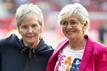 Silvia Neid (r) und Tina Theune (l) sehen die DFB-Frauen bei der Weltmeisterschaft unter den Topfavoritinnen.