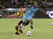 Der Dortmunder Sebastian Rode (l) setzt beim Testspiel in China Fabian Delph von Manchester City nach. Foto: Str