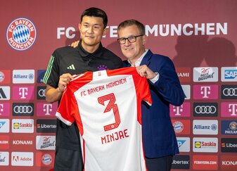 Bayerns Neuzugang Min-Jae Kim (l) mit Jan-Christian Dreesen, Vorstandsvorsitzender der FC Bayern München AG, auf einer Medienrunde. Bayerns Neuzugang Min-Jae Kim (l) mit Jan-Christian Dreesen, Vorstandsvorsitzender der FC Bayern München AG, auf einer Medienrunde.