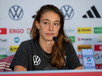 Nationalspielerin Rauch befürwortet lange Nachspielzeiten Nationalspielerin Rauch befürwortet lange Nachspielzeiten
