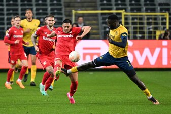 Steht kurz vor einem Wechsel zu Bayer Leverkusen: Victor Boniface (r). Steht kurz vor einem Wechsel zu Bayer Leverkusen: Victor Boniface (r).