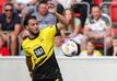 Dortmunds Ramy Bensebaini in Erfurt am Ball.