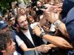 Gonzalo Higuain wird in Turin von den Fans bestürmt. Foto: Alessandro Di Marco>