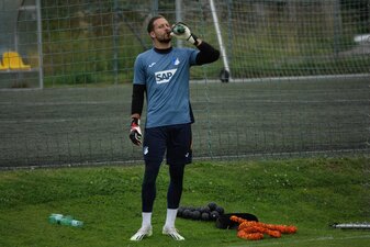 Hoffenheims Torwart Oliver Baumann trinkt aus einer Flasche. Hoffenheims Torwart Oliver Baumann trinkt aus einer Flasche.