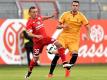 Der Mainzer Pablo de Blasis (l) spielt gegen Sevillas Vincente Iborra den Ball. Foto: Torsten Silz
<br>
<br>
<br>dpa-infocom GmbH