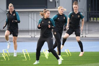 Alexandra Popp (l-r), Lena Oberdorf, Laura Freigang und Marina Hegering beim Training. Alexandra Popp (l-r), Lena Oberdorf, Laura Freigang und Marina Hegering beim Training.