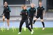 Alexandra Popp (l-r), Lena Oberdorf, Laura Freigang und Marina Hegering beim Training.