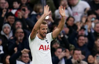 Bayern München soll Wunschstürmer Kane laut eines Medienberichts mit einem Mega-Vertrag locken. Bayern München soll Wunschstürmer Kane laut eines Medienberichts mit einem Mega-Vertrag locken.
