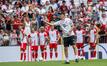 Bayern-Coach Thomas Tuchel (M) steht beim Training während der Saisoneröffnung in der Allianz Arena auf dem Platz.