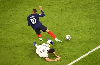 Mats Hummels nimmt Kylian Mbappé bei der EM 2021 mit einer Grätsche den Ball ab. Mats Hummels nimmt Kylian Mbappé bei der EM 2021 mit einer Grätsche den Ball ab.