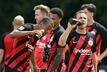 Mario Götze (r) blickt mit Vorfreude auf die neue Saison.