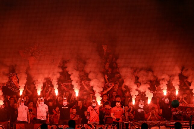Leverkusener Fans brannten während des Spiels gegen AS Rom Pyrotechnik ab.