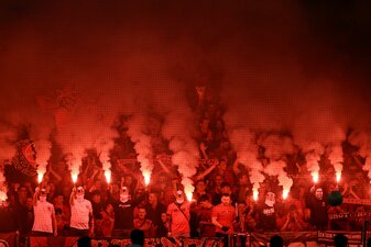 Leverkusener Fans brannten während des Spiels gegen AS Rom Pyrotechnik ab. Leverkusener Fans brannten während des Spiels gegen AS Rom Pyrotechnik ab.