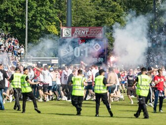 Vermeintlicher Aufstieg: HSV muss für Platzsturm zahlen Vermeintlicher Aufstieg: HSV muss für Platzsturm zahlen
